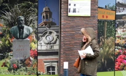 Une habitante devant le buste de Jean Jaurès le 3 février 2017 à Carmaux