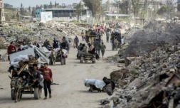 Des Palestiniens quittent Beit Hanoun, dans le nord de la bande de Gaza, avec leurs biens, en direction de la ville de Gaza suite aux ordres d'évacuation israéliens, le 19 mars 2025 ( AFP / Bashar TALEB )