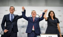 Le président du CIO Thomas Bach (c) avec les maires de Los Angeles, Eric Garcetti, et de Paris, Anne Hidalgo après la conférence de presse, le 11 juillet 2017 à Lausanne