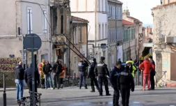 Des pompiers et policiers près d'un bâtiment partiellement détruit par un incendie qui s'est déclaré dans la nuit, le 3 décembre 2023 à Marseille, dans les Bouches-du-Rhône ( AFP / NICOLAS TUCAT )