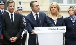 Le nouveau ministre de l'Intérieur Bruno Retailleau (c) lors de la passation de pouvoir à l'hÎtel de Beauvau, le 23 septembre 2024 à Paris ( AFP / Alain JOCARD )