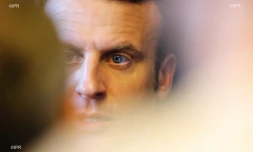 Capture vidéo du candidat à la présidentielle Emmanuel Macron lors du débat télévisé contre Marine Le Pen, le 3 mai 2017 à La Plaine-Saint-Denis, au nord de Paris