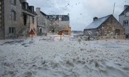 De l'écume de mer dans les rues de Penmarc'h, dans le Finistère lors de la tempête Ciaran, le 2 novembre 2023