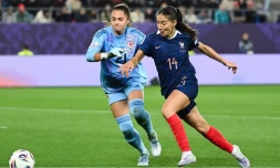  Clara Matéo subtilise la balle à la gardienne galloise Safia Middleton-Patel, le 9 juillet 2025 à Saint-Gall. © Sébastien Bozon, AFP 