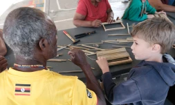  Saint-Paul : un atelier kayamb réunit enfants et gramounes en centre de loisirs
