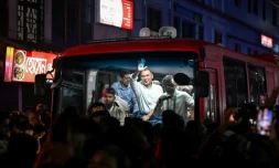 Le président du Parti nationaliste du Bangladesh (BNP), Tarique Rahman, salue ses soutiens depuis un véhicule avant le marathon électoral, à Sylhet, le 21 janvier 2026