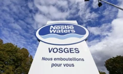 Le logo de Nestlé Waters sur son site d'embouteillage de Vittel, dans les Vosges, le 24 octobre 2023 ( AFP / JEAN-CHRISTOPHE VERHAEGEN )