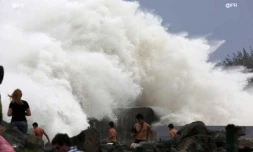 Imprudence sur la digue de Roches Noires
