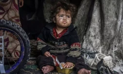 Un enfant palestinien dans un abri de fortune Ă Rafah, dans le sud de la Bande de Gaza, le 13 mars 2024 ( AFP / Mohammed ABED )
