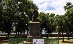 Gilet jaune sur la statue de Mahé La Bourdonnais 