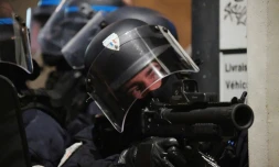Un policier tient un lanceur de balles de défense (LBD) lors d'une manifestation des "gilets jaunes" le 12 janvier à Bordeaux
