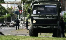 Des gendarmes positionnés dans un quartier de Nouméa, le 14 mai 2024 en Nouvelle-Calédonie ( AFP / Theo Rouby )