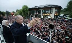 Le président turc Recep Tayyip Erdogan, reconduit dimanche pour cinq ans à la tête de son pays, salue ses partisans devant son domicile sur la rive asiatique d'Istanbul. Istanbul 28 mai 2023. ( TURKISH PRESIDENTIAL PRESS SERVICE / MURAT CETIN MUHURDAR )
