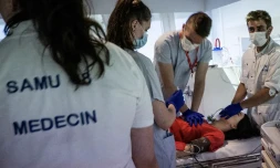 Des médecins du Samu pratiquent un massage cardiaque sur un mannequin, lors d'une séance d'entraînement, à l'hôpital Émile Muller, de Mulhouse, le 26 juin 2023 (ILLUSTRATION) - Sébastien BOZON / AFP