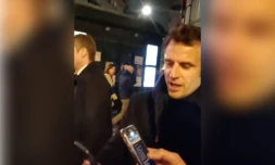 Emmanuel Macron a chanté avec un groupe de jeunes, lundi soir dans les rues de Paris, après son allocution à la télévision. Facebook/Canto