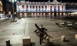 Evacuation des tables et chaises des terrasses à l'approche du couvre-feu place du Capitole à Toulouse, le 24 octobre 2020