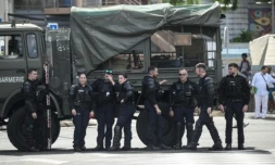 Des gendarmes stationnés sur une route à Fort-de-France, le 24 septembre 2024 en Martinique ( AFP / Ed JONES )