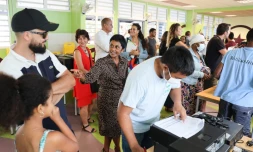 Ericka Bareigts à la remise des ordinateurs pour lutter contre la fracture numérique