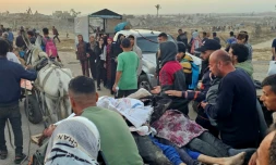 Des Gazaouis évacuent des personnes tuées, selon la Défense civile locale, par des tirs israéliens en marge d'une distribution d'aide à Rafah, dans le sud de la bande de Gaza, le 1er juin 2025