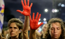 Des manifestants réclament le retour des otages israéliens retenus à Gaza, à Tel-Aviv le 2 août 2025