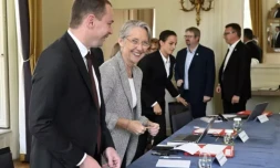 Le ministre du Travail Olivier Dussopt, à gauche et la Première ministre Elisabeth Borne, à sa droite lors de la réunion avec les représentants des syndicats à Matignon, à Paris, le 17 mai 2023 ( POOL / Emmanuel DUNAND )