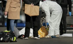 Des policiers sur le site de la mort d'un homme "menaçant", tué par la police, le 26 février 2025 à Dugny ( AFP / Thomas SAMSON )