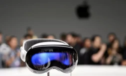 Apple a présenté lundi le Vision Pro, son premier casque de réalités virtuelle et augmentée ( AFP / Josh Edelson )