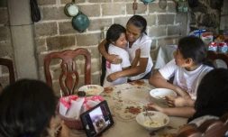 La jeune Eleny Ramirez, née aux Etats-Unis, embrasse sa grand-mère Atanacia Carvete lors des retrouvailles familiales de 18 enfants d'origine mexicaine vivant aux Etats-Unis, dans la localité de leurs parents, Teopantlan, au Mexique, le 19 juillet 2018