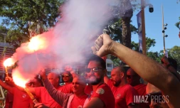 À La Réunion, les citoyens mobilisés devant la préfecture contre 
