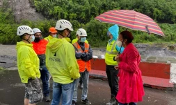 Huguette Bello à l'Ilet Furcy puis sur la NRL suite au cyclone 