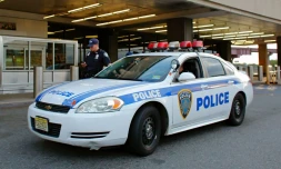 Véhicule de police stationné devant un aéroport aux Etats-Unis (illustration) - Kena Betancur / AFP