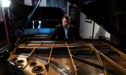 Luigi Borgato joue sur un piano Borgato Grand Prix 333 dans sa maison Ă Borgo Veneto, le 8 avril 2021 en ITLIE