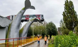 Une rame de métro qui a déraillé s'est échouée au sommet d'une sculpture de queue de baleine à Spijkenisse près de Rotterdam le 2 novembre 2020