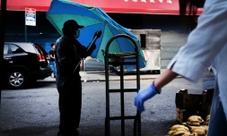 Un vendeur portant un masque de protection dans le quartier de Chinatown, à New York, aux Etats-Unis, le 10 août 2020