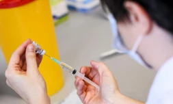 Préparation d'un vaccin à la maison de retraite Woonzorgcentrum Sint-Pieters à Puurs en Flandre (Belgique), le 28 décembre 2020