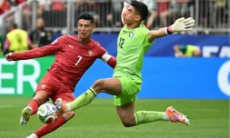   Ronaldo face au gardien ouzbek Abduvohid Nematov mardi à Houston. AFP Paul ELLIS