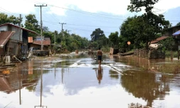 Les rues dévastées du village laotien de Sanamxai le 26 juillet 2018, où un torrent d'eau s'est déversé après la rupture du barrage.
