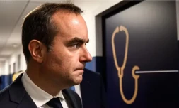 Le nouveau Premier ministre français Sébastien Lecornu visite le centre de santé départemental de Mâcon, le 13 septembre 2025. © Crédit photo : JEFF PACHOUD / AFP 