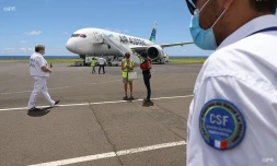 avion boeing 787 air austral présentation évacuations sanitaires aéroport roland garros