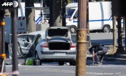 Un homme a percuté en voiture un fourgon de la gendarmerie sur les Champs-Élysées à Paris