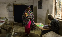 Une femme vote lors des élections législatives au Sénégal, dans le village de pêcheurs de Ndayane, le 17 novembre 2024