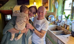 Boule-d'Amont (Pyrénées-Orientales), le 11 février. Pierre Sablé, ici avec sa femme Aïcha et leur petite fille, Louisa Maria. LP/Nelly Barbé