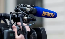 Une caméra de BFMTV à Paris le 3 avril 2015 ( AFP / KENZO TRIBOUILLARD )