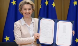La présidente de la Commission européenne, Ursula von der Leyen, pose avec l'accord post-Brexit signé à Bruxelles le 30 décembre 2020