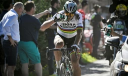 Le Slovaque Peter Sagan se désaltère lors de la 115e édition de Paris-Roubaix, le 9 avril 2017 