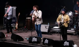 Le chanteur Miles Michaud et son groupe Allah-Las sur scène au Festival Rock en Seine à Saint-Cloud, à l'ouest de Paris, le 25 août 2017