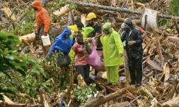   Des secouristes transportent le corps d'une victime pendant une opération de recherches et de secours après un glissement de terrain à Wayanad, en Inde, le 30 juillet 2024 AFP R. J. Mathew