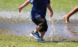 enfant flaque d'eau