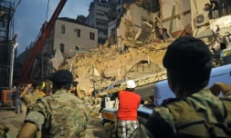 Des secouristes poursuivent les recherches dans les décombres d'un quartier sinistré de Beyrouth le 4 septembre 2020