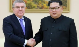 Photo non datée et publiée par l'agence de presse officielle nord-coréenne KCNA du président du CIO Thomas Bach (g) et du dirigeant nord-coréen Kim Jong Un (d)